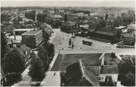 De Hoofdstraat van Liessel, gezien vanaf de kerktoren.