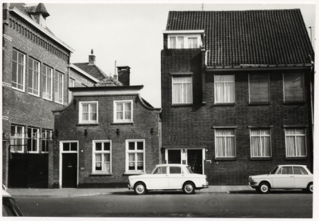 Nazarethschool en huis nummer 40. Fotograaf T. van Mierlo.