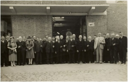 Op de foto zien we burgemeester Moons in het lichte pak, uiterst rechts directeur Domensino, fotograaf onbekend.