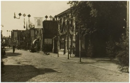 Molenstraat 136 in Helmond tijdens de bevrijdingsherdenking in 1945. Foto-atelier Prinses.