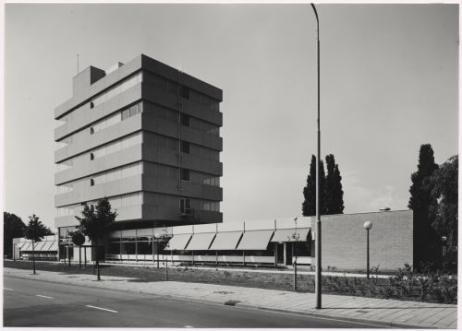 Het belastingkantoor van Helmond gezien vanaf de Kasteel-Traverse. Fotograaf J. van den Broek.