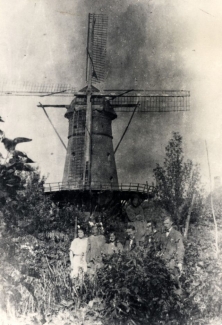 De molen in de Wolfstraat met het gezin De Roij.