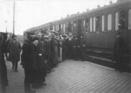 Pater Willem van den Nieuwenhof bij zijn vertrek van het Helmondse station naar de missieop 6 april 1921.