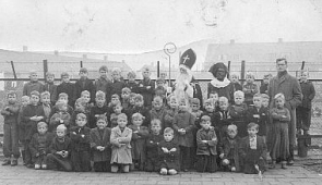 Sinterklaas op de Antoniusschool in 1952.